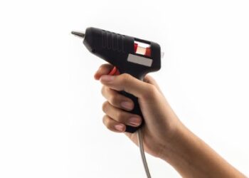 Dupla se dá mal após realizar assalto usando pistola de cola quente em Curitiba