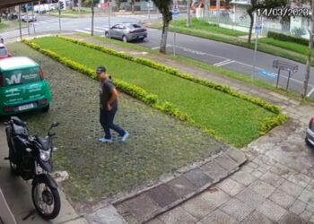 Câmera registra criminosos levando moto em Curitiba, veja o vídeo