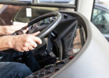 Cansado de esperar, homem furta ônibus para ir visitar a mãe