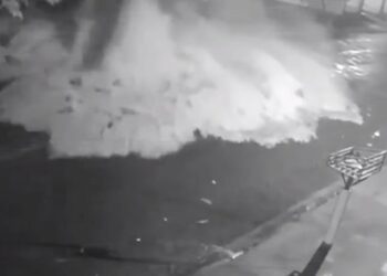 Reservatório com mais de 1 milhão de litros de água se rompe, casa é destruída e idosa fica ferida