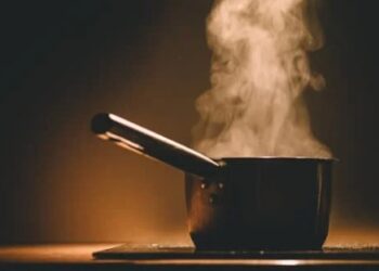 Criança de 2 anos tem graves queimaduras após derrubar panela com óleo quente