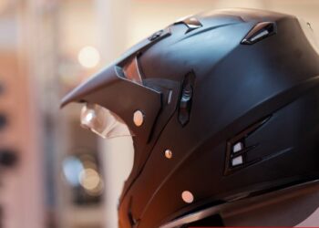 Amante telefona para esposa de homem e acaba agredida a capacetadas