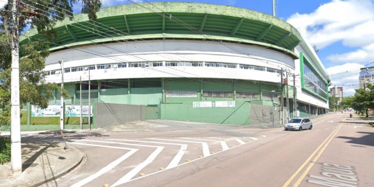 Marginal aproveita show do Coldplay para tentar furtar objetos de carro estacionado e acaba preso, em Curitiba