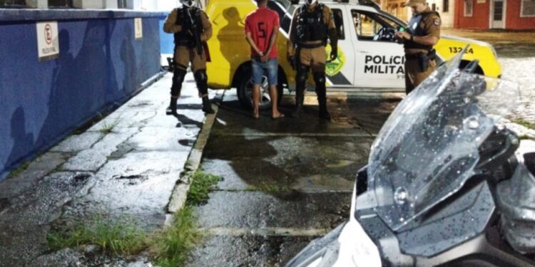 ROCAM prende foragido por homicídio em Paranaguá