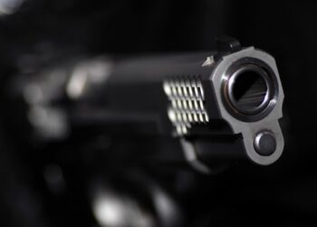 Adolescente é baleada durante “roleta-russa”