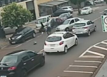 Motorista de carro provoca acidente e motoboy morre, câmera registrou o acidente