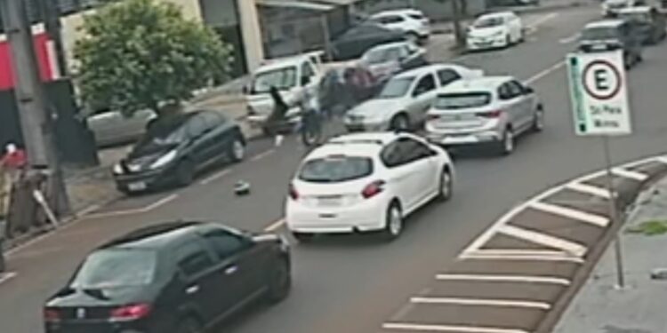 Motorista de carro provoca acidente e motoboy morre, câmera registrou o acidente