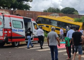 Ônibus escolar é arrastado por trem em colisão no Paraná; duas crianças morreram no local