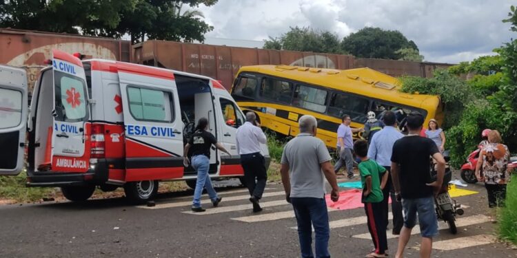 Ônibus escolar é arrastado por trem em colisão no Paraná; duas crianças morreram no local