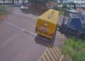 Câmera de segurança registrou momento que ônibus é arrastado por trem em acidente trágico, veja o vídeo