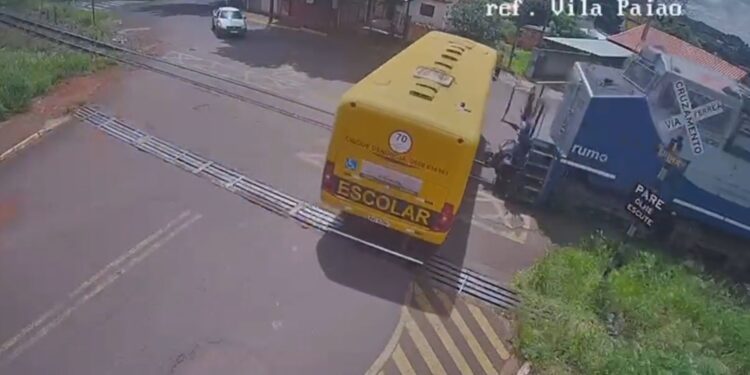 Câmera de segurança registrou momento que ônibus é arrastado por trem em acidente trágico, veja o vídeo