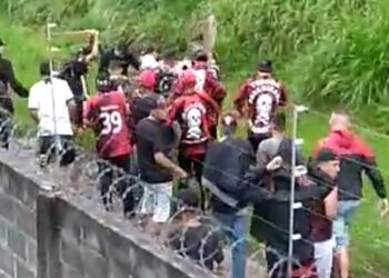 Indivíduos que se intitulam torcedores lincham rapaz com pauladas em Curitiba, selvageria foi gravada