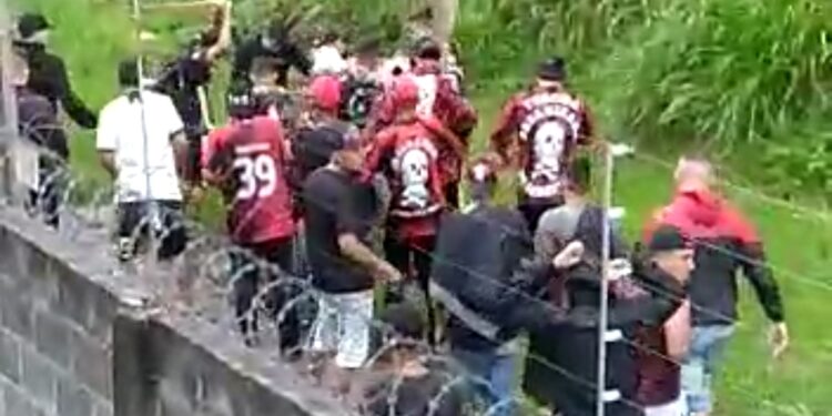 Indivíduos que se intitulam torcedores lincham rapaz com pauladas em Curitiba, selvageria foi gravada