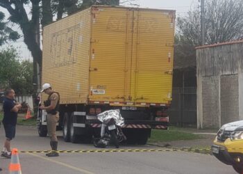 Casal em moto colide em caminhão estacionado e jovem morre