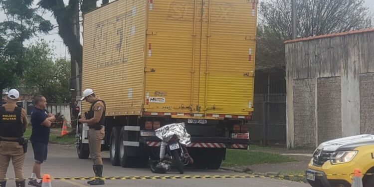 Casal em moto colide em caminhão estacionado e jovem morre