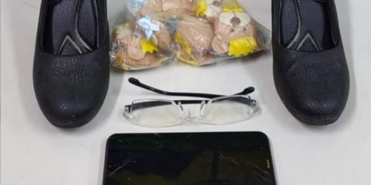 Criminosos roubam celular e sapatos de mulher em ponto de ônibus e são presos pela PM