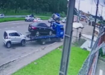 Câmera registrou momento que motorista de guincho que havia bebido, atropelou e matou jovem em ponto de ônibus