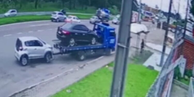 Câmera registrou momento que motorista de guincho que havia bebido, atropelou e matou jovem em ponto de ônibus