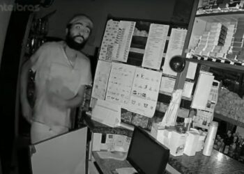 Câmera registra criminoso furtando panificadora, veja o vídeo