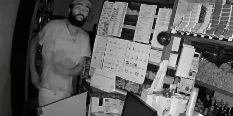 Câmera registra criminoso furtando panificadora, veja o vídeo