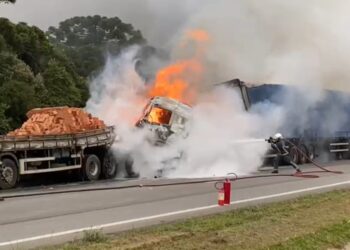 Motorista de carreta fica ferido após colisão traseira e incêndio no Contorno Leste