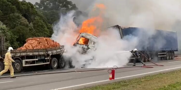 Motorista de carreta fica ferido após colisão traseira e incêndio no Contorno Leste