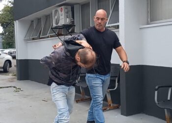 Indivíduo que prestava serviço de pintura furta carro e pede que vítima envie nudes para ele devolver o veículo