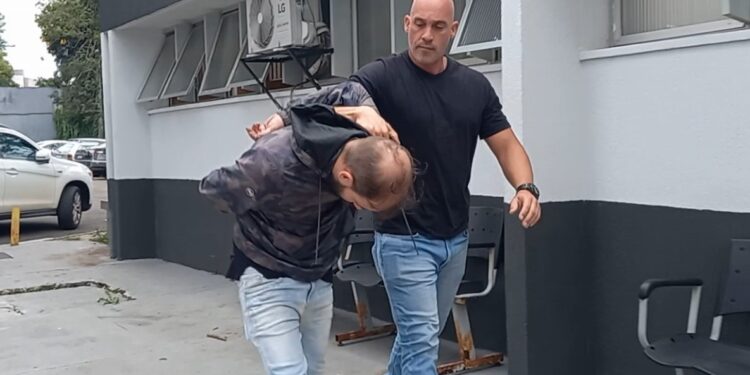 Indivíduo que prestava serviço de pintura furta carro e pede que vítima envie nudes para ele devolver o veículo