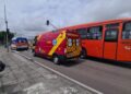 Avó e neto ficam gravemente feridos em atropelamento por ônibus no Sítio Cercado