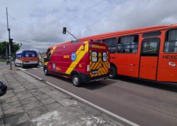 Avó e neto ficam gravemente feridos em atropelamento por ônibus no Sítio Cercado