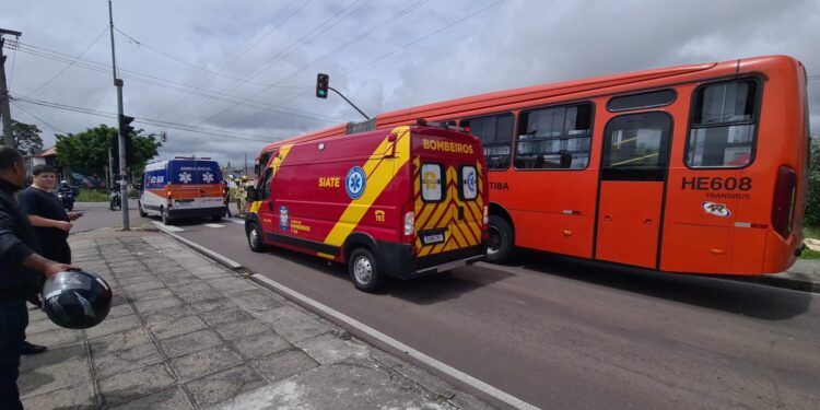 Avó e neto ficam gravemente feridos em atropelamento por ônibus no Sítio Cercado