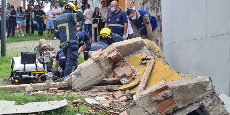 Trabalhador morre após ser soterrado durante demolição de casa em Curitiba