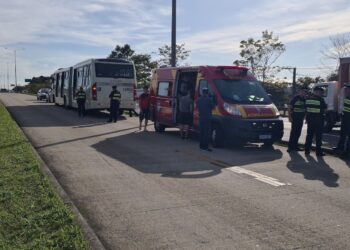 Ciclista fica ferido ao ser atingido por ônibus na canaleta em Curitiba