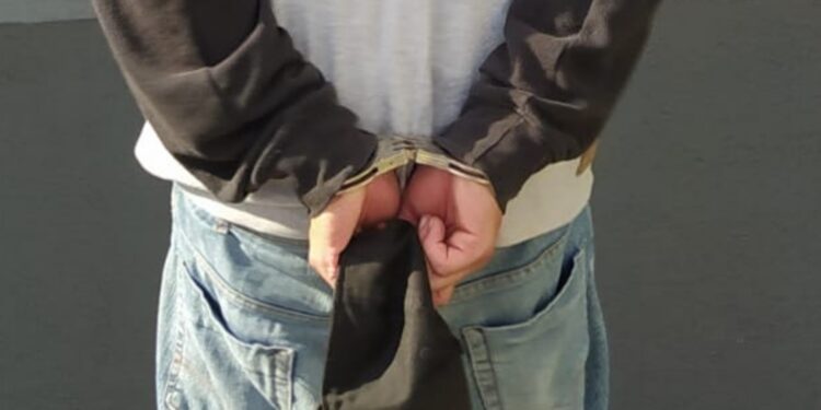 PM aborda indivíduo em biqueira e descobre que ele era foragido