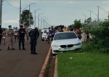 Criminosos abrem fogo em BMW e matam duas pessoas