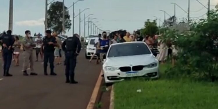 Criminosos abrem fogo em BMW e matam duas pessoas