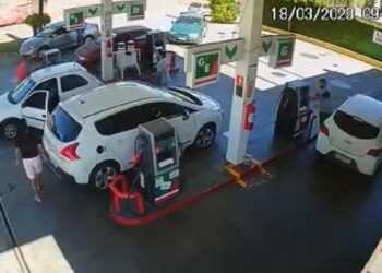 Frentista que jogou gasolina e ateou fogo em cliente segue foragido