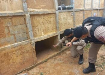 Mulher é resgatada viva de dentro de túmulo fechado com tijolos e cimento