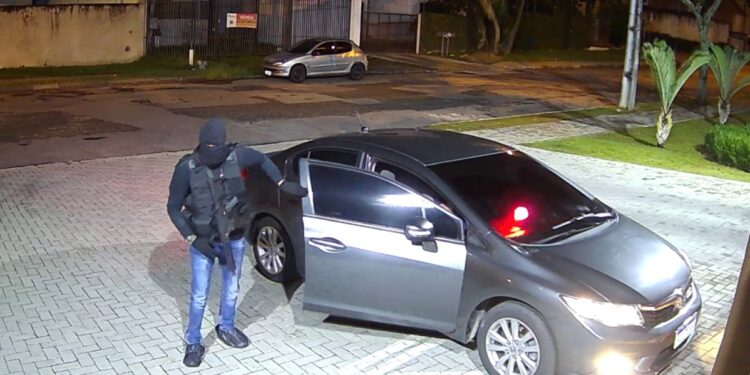 Polícia procura criminosos que se passaram por policiais e executaram homem em Curitiba, veja o vídeo