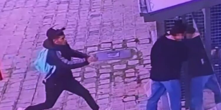 Criminoso tenta arrancar corrente de senhora em Curitiba, veja o vídeo