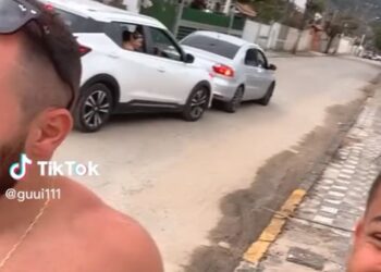 Grupo de mulheres se distrai “mexendo” com homens e colide carro, veja o vídeo