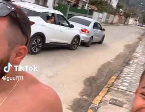 Grupo de mulheres se distrai “mexendo” com homens e colide carro, veja o vídeo