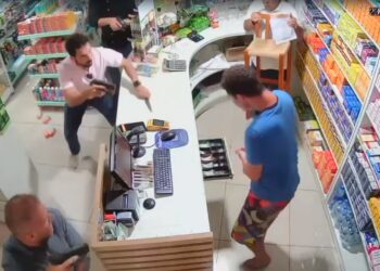 Assaltante é surpreendido por policiais penais durante roubo a farmácia, veja o vídeo