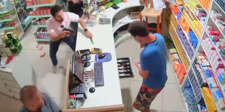 Assaltante é surpreendido por policiais penais durante roubo a farmácia, veja o vídeo