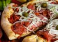 Cliente atira em garçom após restaurante colocar cebola em pizza