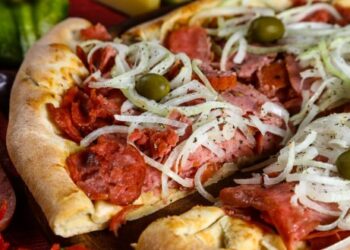 Cliente atira em garçom após restaurante colocar cebola em pizza