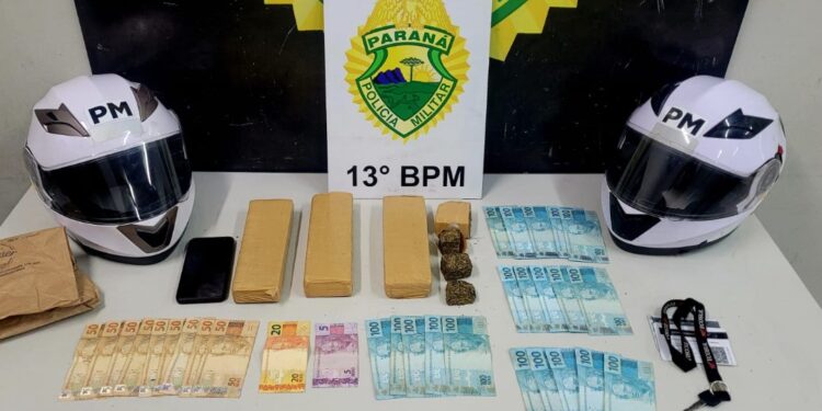 X-Maconha? Falso motoboy diz que estava entregando hamburguer, mas policiais encontram tabletes de maconha