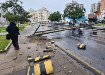 Motorista que colide em poste tem que pagar o prejuízo?