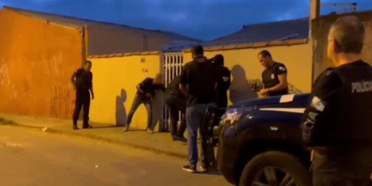 Polícia Civil prende suspeitos de roubo a residência com prejuízo estimado em R$ 800 mil reais em Curitiba, veja o vídeo