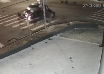 Vigilante fica gravemente ferido em acidente em Curitiba; câmera registrou acidente